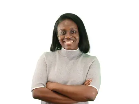 Sephora Saint-Armand with arms crossed on a white background