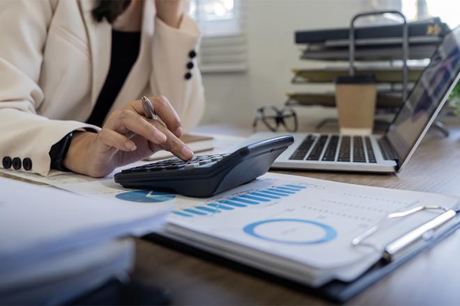 Business woman calculating business expenses